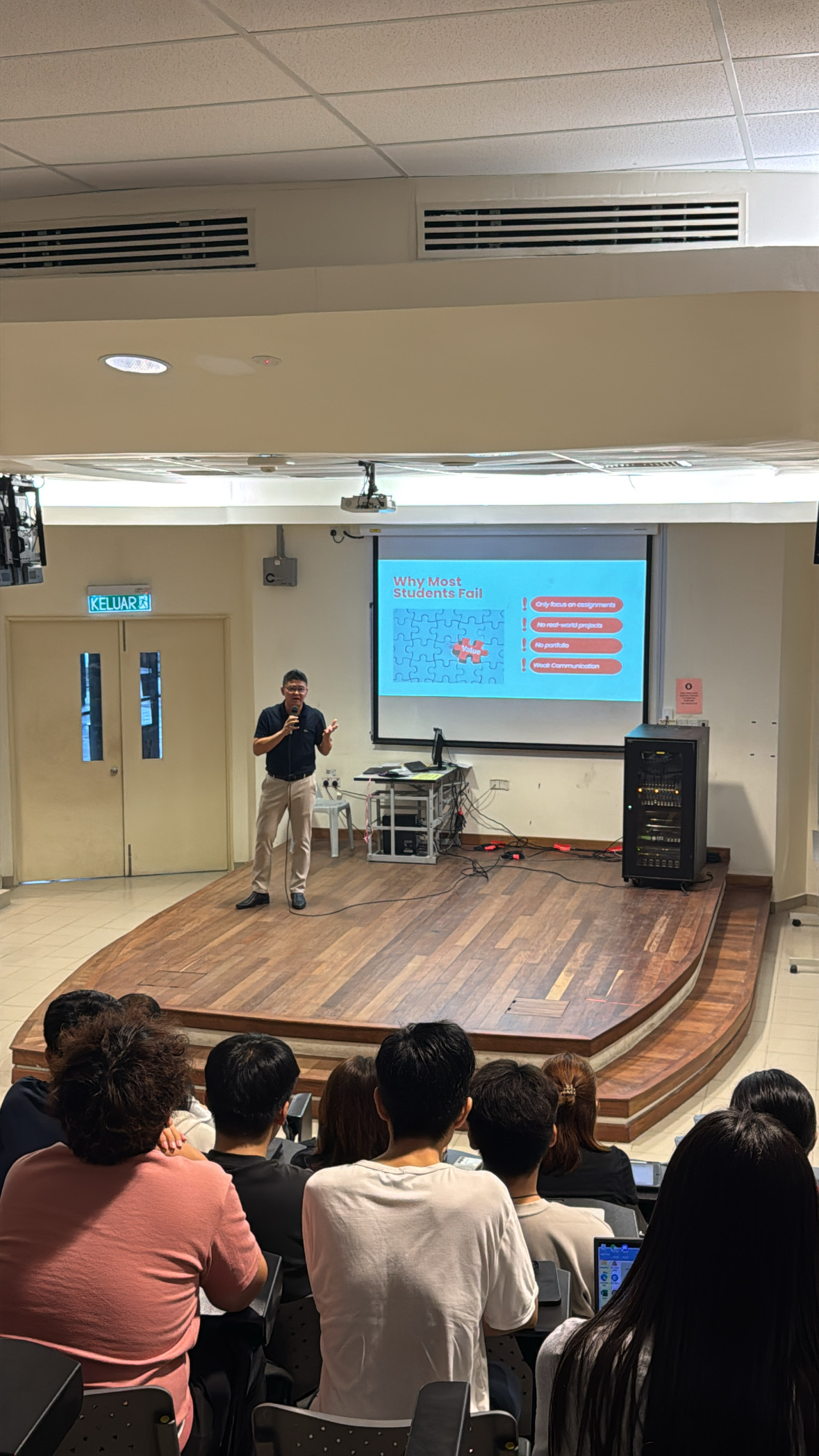 Trendtive Digital speaking at a university business and technology session